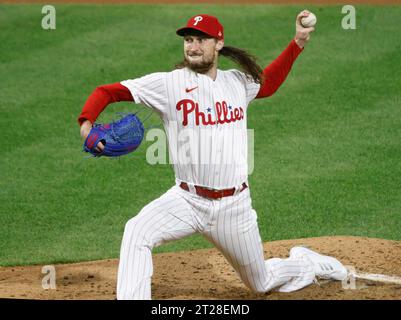 Philadelphie, États-Unis. 17 octobre 2023. Le lanceur de secours des Phillies de Philadelphie Matt Strahm lance la huitième manche contre les Diamondbacks de l’Arizona dans le deuxième match de la NLCS au Citizens Bank Park à Philadelphie, le mardi 17 octobre 2023. Photo de Laurence Kesterson/UPI crédit : UPI/Alamy Live News Banque D'Images