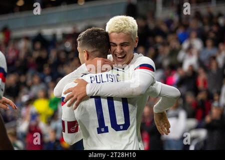 Nashville, Tennessee, États-Unis. 17 octobre 2023. Christian Pulisic (10) et Gio Reyna (7) célèbrent Reyna marquant un but. USMNT bat le Ghana 4-0 dans un match amical international de football à GEODIS Park. (Kindell Buchanan/Alamy Live News) Banque D'Images