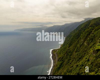 Vue aérienne de la formation rocheuse Ilheus da Rib et Ribeira da Janela dans l'océan rugueux, Porto Moniz, île de Madère, Portugal, Atlantique,Europe Banque D'Images