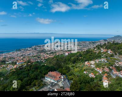 Panorama aérien de la ville de Funchal sur l'île de Madère au Portugal. Banque D'Images