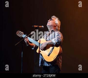 17 octobre 2023, Virginia Beach, Virginie, USA : GIPSY KINGS avec NICOLAS REYES arrive au Sandler Center à Virginia Beach, Virginie le 17 octobre 2023, photo Â©Jeff Moore (image de crédit : © Jeff Moore/ZUMA Press Wire) USAGE ÉDITORIAL SEULEMENT! Non destiné à UN USAGE commercial ! Banque D'Images