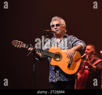 17 octobre 2023, Virginia Beach, Virginie, USA : GIPSY KINGS avec NICOLAS REYES arrive au Sandler Center à Virginia Beach, Virginie le 17 octobre 2023, photo Â©Jeff Moore (image de crédit : © Jeff Moore/ZUMA Press Wire) USAGE ÉDITORIAL SEULEMENT! Non destiné à UN USAGE commercial ! Banque D'Images