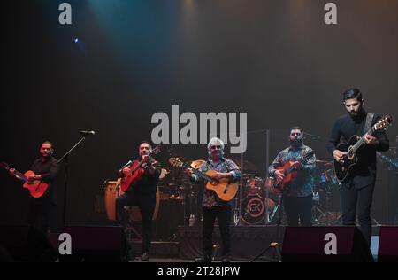 17 octobre 2023, Virginia Beach, Virginie, USA : GIPSY KINGS avec NICOLAS REYES arrive au Sandler Center à Virginia Beach, Virginie le 17 octobre 2023, photo Â©Jeff Moore (image de crédit : © Jeff Moore/ZUMA Press Wire) USAGE ÉDITORIAL SEULEMENT! Non destiné à UN USAGE commercial ! Banque D'Images