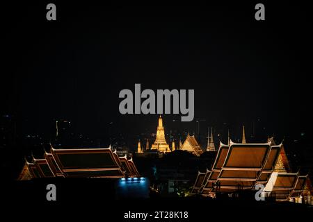 Thaïlande. 17 octobre 2023. BANGKOK, THAÏLANDE - OCTOBRE 18 : vue générale du Grand Palais de Bangkok. Les gens prient Phra Rahu, le Seigneur thaïlandais des Ténèbres, au Wat Saket, également connu sous le nom de Mont d'Or, à la date de la date de transition des signes astrologiques de 2023, à Bangkok, Thaïlande le 25 octobre 2023. Ceux qui ont des horoscopes zodiacaux chinois malchanceux viennent faire des offrandes noires et chanter pour une meilleure chance. Crédit : Matt Hunt/Neato/Alamy Live News Banque D'Images