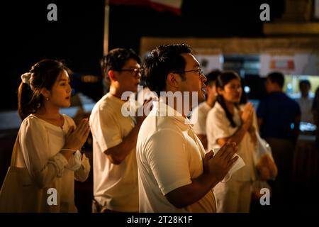 Thaïlande. 17 octobre 2023. BANGKOK, THAÏLANDE - OCTOBRE 18 : les gens prient Phra Rahu, le Seigneur thaïlandais des Ténèbres, au Wat Saket, également connu sous le nom de Mont d'Or, à la date de la date de transition des signes astrologiques de 2023, à Bangkok, Thaïlande le 25 octobre 2023. Ceux qui ont des horoscopes zodiacaux chinois malchanceux viennent faire des offrandes noires et chanter pour une meilleure chance. Crédit : Matt Hunt/Neato/Alamy Live News Banque D'Images