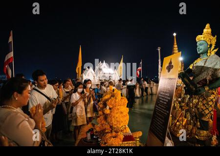 Thaïlande. 17 octobre 2023. BANGKOK, THAÏLANDE - OCTOBRE 18 : les gens prient Phra Rahu, le Seigneur thaïlandais des Ténèbres, au Wat Saket, également connu sous le nom de Mont d'Or, à la date de la date de transition des signes astrologiques de 2023, à Bangkok, Thaïlande le 25 octobre 2023. Ceux qui ont des horoscopes zodiacaux chinois malchanceux viennent faire des offrandes noires et chanter pour une meilleure chance. Crédit : Matt Hunt/Neato/Alamy Live News Banque D'Images