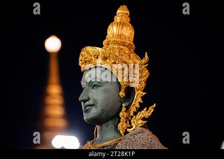 Thaïlande. 17 octobre 2023. BANGKOK, THAÏLANDE - OCTOBRE 18 : les gens prient Phra Rahu, le Seigneur thaïlandais des Ténèbres, au Wat Saket, également connu sous le nom de Mont d'Or, à la date de la date de transition des signes astrologiques de 2023, à Bangkok, Thaïlande le 25 octobre 2023. Ceux qui ont des horoscopes zodiacaux chinois malchanceux viennent faire des offrandes noires et chanter pour une meilleure chance. Crédit : Matt Hunt/Neato/Alamy Live News Banque D'Images