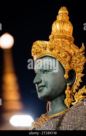 Thaïlande. 17 octobre 2023. BANGKOK, THAÏLANDE - OCTOBRE 18 : les gens prient Phra Rahu, le Seigneur thaïlandais des Ténèbres, au Wat Saket, également connu sous le nom de Mont d'Or, à la date de la date de transition des signes astrologiques de 2023, à Bangkok, Thaïlande le 25 octobre 2023. Ceux qui ont des horoscopes zodiacaux chinois malchanceux viennent faire des offrandes noires et chanter pour une meilleure chance. Crédit : Matt Hunt/Neato/Alamy Live News Banque D'Images