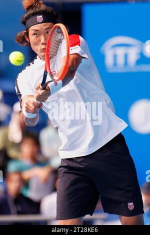 Tokyo, Japon. 18 octobre 2023. Zhizhen ZHANG (CHN) marque un revers contre Hubert HURKACZ (POL) lors de leur match en simple lors de la troisième journée du Kinoshita Group Japan Open tennis Championships 2023 au Ariake Coliseum. Il s'agit du tournoi ATP Tour le plus ancien en Asie, organisé pour la première fois en 1972. Le tournoi se déroule du 16 au 22 octobre. (Image de crédit : © Rodrigo Reyes Marin/ZUMA Press Wire) USAGE ÉDITORIAL SEULEMENT! Non destiné à UN USAGE commercial ! Banque D'Images