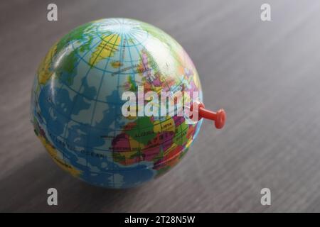 Image rapprochée d'une punaise pointant vers Gaza, Palestine sur le globe mondial. Copier l'espace pour le texte Banque D'Images