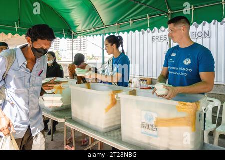 Bangkok, Thaïlande. 14 octobre 2023. Miss Thaïlande monde 2023, Tharina Botes offre des repas gratuits avec Bangkok Community Help Foundation, au pont Phra PIN-klao, à Bangkok. Miss Thailand World 2023, Tharina Botes, d’origine mixte thaï-sud-africaine, a rejoint en tant que bénévole un don de repas gratuits pour les sans-abri et les personnes à faible revenu, organisé par la Bangkok Community Help Foundation, à Bangkok, en Thaïlande. (Photo Nathalie Jamois/SOPA Images/Sipa USA) crédit : SIPA USA/Alamy Live News Banque D'Images