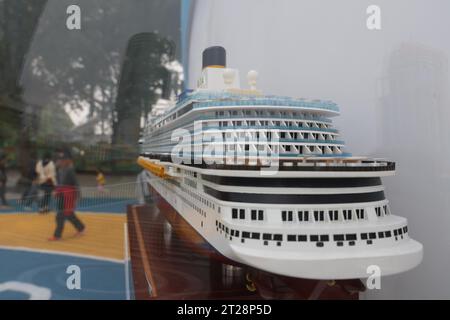 Une maquette du bateau de croisière Adora Magic City au jardin du Bund Nord attire les gens, Shanghai, Chine, 14 octobre 2023. Banque D'Images