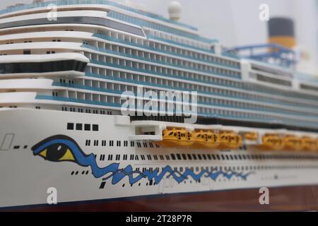 Une maquette du bateau de croisière Adora Magic City au jardin du Bund Nord attire les gens, Shanghai, Chine, 14 octobre 2023. Banque D'Images