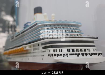 Une maquette du bateau de croisière Adora Magic City au jardin du Bund Nord attire les gens, Shanghai, Chine, 14 octobre 2023. Banque D'Images