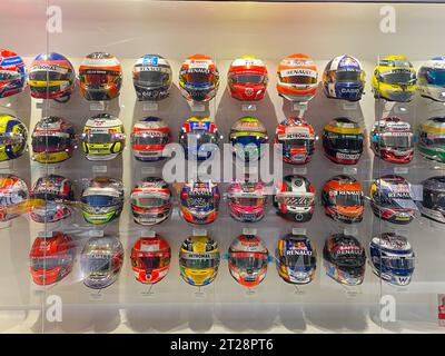 Llanera , Espagne - 10 02 2023 : casques F1 Formule 1 dans Fernando Alonso au musée d'espagne Banque D'Images