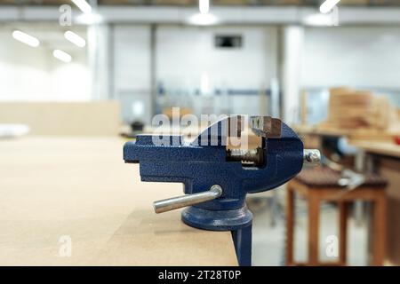 Étau d'établi installé sur l'équipement de table pour travaux de menuiserie Banque D'Images