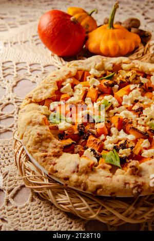 Galette à la citrouille, tarte ouverte pour le dîner festif de Thanksgiving. gros plan Banque D'Images