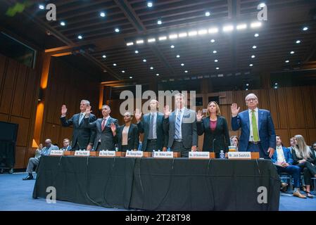 Washington, États-Unis. 17 octobre 2023. Des témoins sont assermentés lors d’une audience judiciaire du Sénat pour « examiner l’avenir des sports universitaires, en se concentrant sur le nom, l’image et la ressemblance » à Washington, DC, États-Unis, le mardi 17 octobre 2023. Photo Annabelle Gordon/CNP/ABACAPRESS.COM crédit : Abaca Press/Alamy Live News Banque D'Images