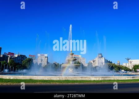 Bucarest, Roumanie, 4 septembre 2021 : fontaine décorative avec de petites gouttes d'eau sur la place Unirii (Piata Unirii) dans le centre-ville, en automne ensoleillé Banque D'Images