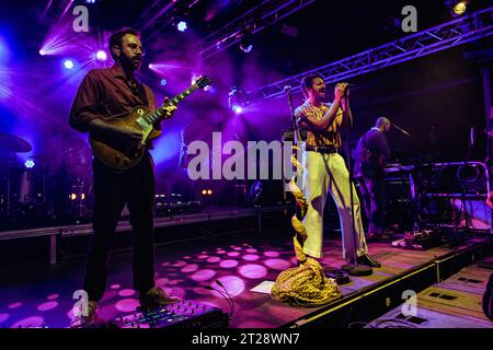 Milan, Italie. 17 octobre 2023. Le groupe de rock américain Young the Giant se produit au Circolo Magnolia à Segrate, Milan, Italie le 17 octobre 2023 (photo de Maria Laura Arturi/NurPhoto) crédit : NurPhoto SRL/Alamy Live News Banque D'Images