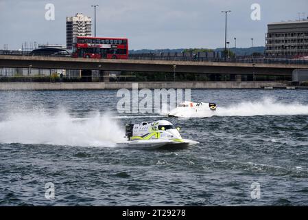 Concurrents participant au Grand Prix de bateau à moteur F1H2O Formule 1 de Londres au Royal Victoria Dock, Docklands, Newham, Londres, Royaume-Uni. Bus londonien sur l'A1020 Banque D'Images