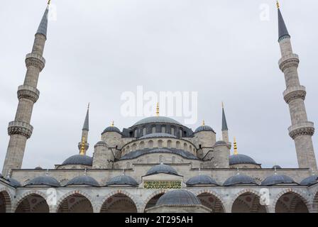 Istanbul, Turquie, la Mosquée Bleue aussi connue sous le nom de Mosquée du Sultan Ahmed (turc : Sultan Ahmet Camii), est une mosquée impériale historique de l'époque ottomane Banque D'Images