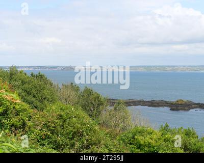 Vue de Moushole à la mer bleue de la côte de Cornouailles et Saint Michael's Mount en Cornouailles Angleterre Banque D'Images