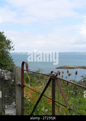 Vue de Moushole à la mer bleue de la côte de Cornouailles et Saint Michael's Mount en Cornouailles Angleterre Banque D'Images