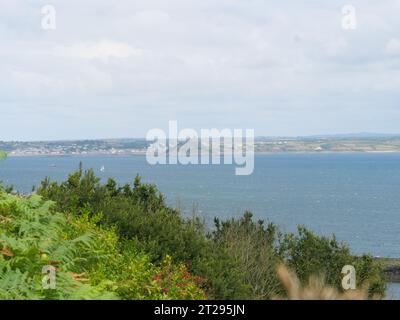 Vue de Moushole à la mer bleue de la côte de Cornouailles et Saint Michael's Mount en Cornouailles Angleterre Banque D'Images