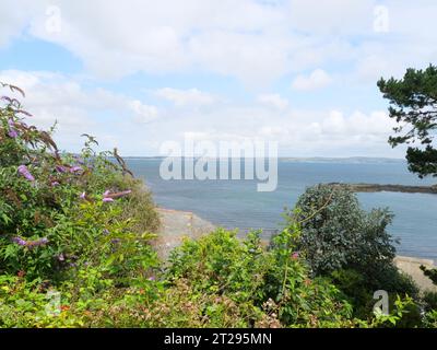 Vue de Moushole à la mer bleue de la côte de Cornouailles et Saint Michael's Mount en Cornouailles Angleterre Banque D'Images