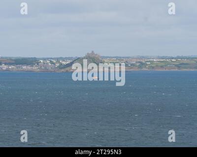 Vue de Moushole à la mer bleue de la côte de Cornouailles et Saint Michael's Mount en Cornouailles Angleterre Banque D'Images