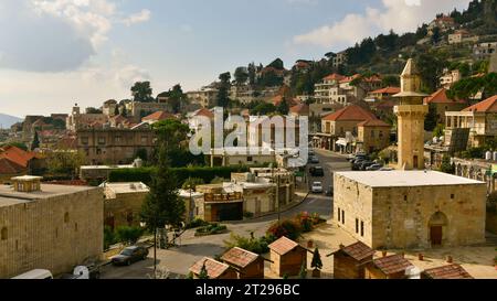 La ville de montagne Deir al-Qamar et son 15e Centurty Fakhreddine Mosquée et Cristmas Market avec un minaret octogonal, le plus ancien du Mont Liban Banque D'Images