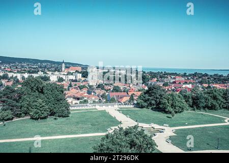 Vue sur la ville de Keszthely et Balaton depuis la tour du palais baroque,. Photo de haute qualité Banque D'Images