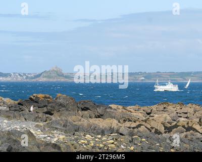 Vue de Moushole à la mer bleue de la côte de Cornouailles et Saint Michael's Mount en Cornouailles Angleterre Banque D'Images