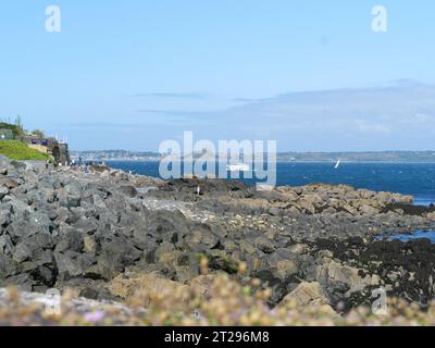 Vue de Moushole à la mer bleue de la côte de Cornouailles et Saint Michael's Mount en Cornouailles Angleterre Banque D'Images