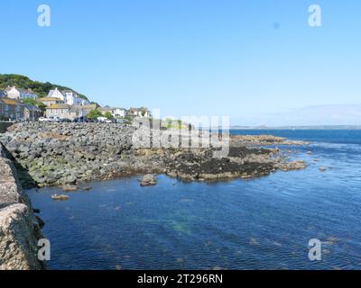 Vue de Moushole à la mer bleue de la côte de Cornouailles et Saint Michael's Mount en Cornouailles Angleterre Banque D'Images