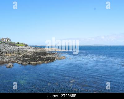 Vue de Moushole à la mer bleue de la côte de Cornouailles et Saint Michael's Mount en Cornouailles Angleterre Banque D'Images