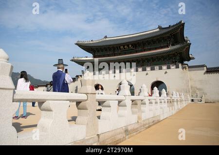 Séoul, Corée du Sud. 18 octobre 2023. Les touristes visitent et prennent des photos de Gwanghwamun, la plus grande porte du palais Gyeongbokgung à Séoul, Corée du Sud, le 18 octobre 2023. La porte Gwanghwamun du palais Gyeongbokgung a été ouverte au public après avoir été restaurée dans son état d'origine pour la première fois. Crédit : Wang Yiliang/Xinhua/Alamy Live News Banque D'Images