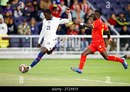 17 octobre 2023 : Nashville, Tennessee, États-Unis : l'attaquant américain TIM WEAH (21 ans) fait un tir au but lors d'un match amical international de football entre l'équipe nationale masculine des États-Unis et le Ghana à Nashville. (Image de crédit : © Scott Coleman/ZUMA Press Wire) USAGE ÉDITORIAL SEULEMENT! Non destiné à UN USAGE commercial ! Banque D'Images