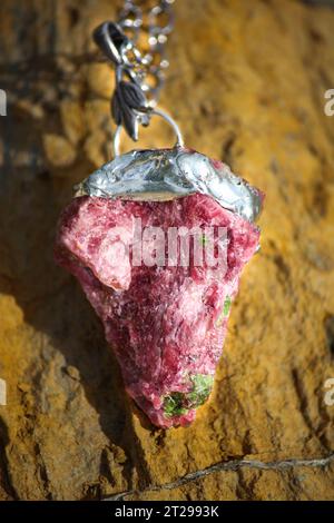 Collier en rhodonite naturelle et argent. Banque D'Images