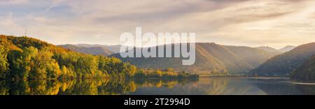 paysage de campagne montagneux au coucher du soleil. panorama de beaux paysages de nature avec lac sous un ciel magnifique dans la lumière du soir Banque D'Images