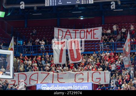 Olimpia Milano - Olympiakos euroleague basket 2023-2024 - Milan octobre 17 2013 - sur la photo- supporters olimpia milano pour Luigi Datome ancien joueur crédit : Kines Milano/Alamy Live News Banque D'Images