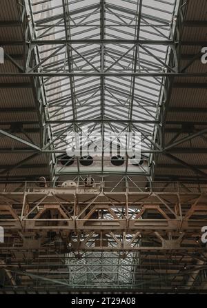 Londres, Royaume-Uni - 13 octobre 2023 - intérieur de turbine Hall B avec une ancienne grue à portique suspendant une installation artistique à New Battersea Power Station maintenant rede Banque D'Images