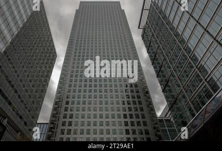 Londres, Angleterre - 16 oct. 2023 - vue vers le haut des gratte-ciel dans le quartier des affaires de One Canada Square à Canary Wharf. Archite à structure haute Banque D'Images