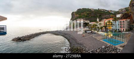 Vue panoramique et aérienne de la plage de Ponta do sol à l'est de Madère en été Banque D'Images