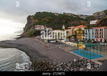 Vue aérienne de Ponta do sol Beach à l'est de Madère en été, palmiers et maisons colorées Banque D'Images