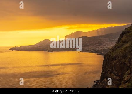 Point de vue Cristo Rei au coucher du soleil à Funchal en été, Madère Banque D'Images