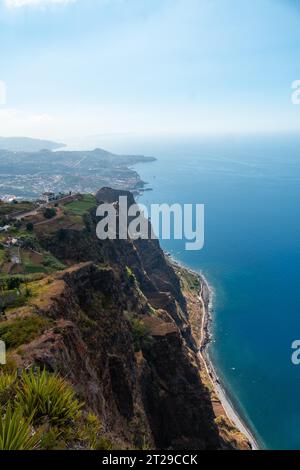 Vue aérienne depuis le point de vue le plus élevé appelé Cabo Girao à Funchal. Madère Banque D'Images