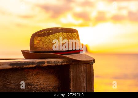 Chapeau touristique au coucher du soleil sur la plage de Cala Comte sur l'île d'Ibiza. Baléares, concept de vacances Banque D'Images