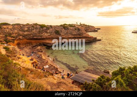 Cala Escondida au coucher du soleil sur la plage de Cala Comte sur l'île d'Ibiza. Baléares Banque D'Images